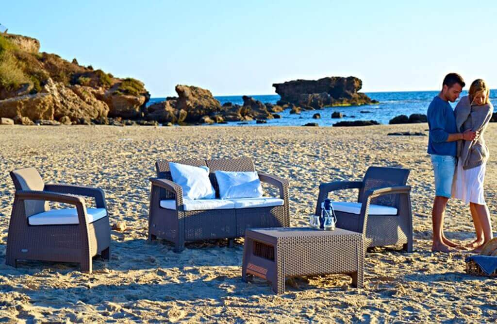 meble ogrodowe wypoczynkowe na plaży nad oceanem
