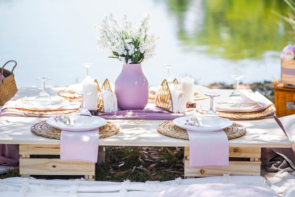 weekend majowy - pięknie nakryty stoł w ogrodzie, wyjątkowe akcesoria ogrodowe