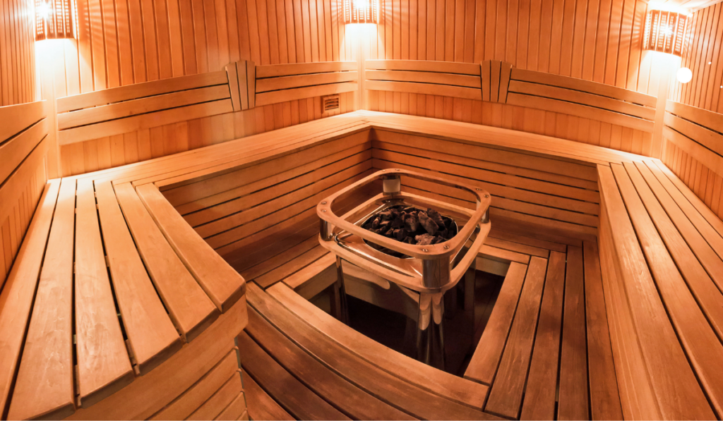 wnętrze sauny z dedykowanym piecem 