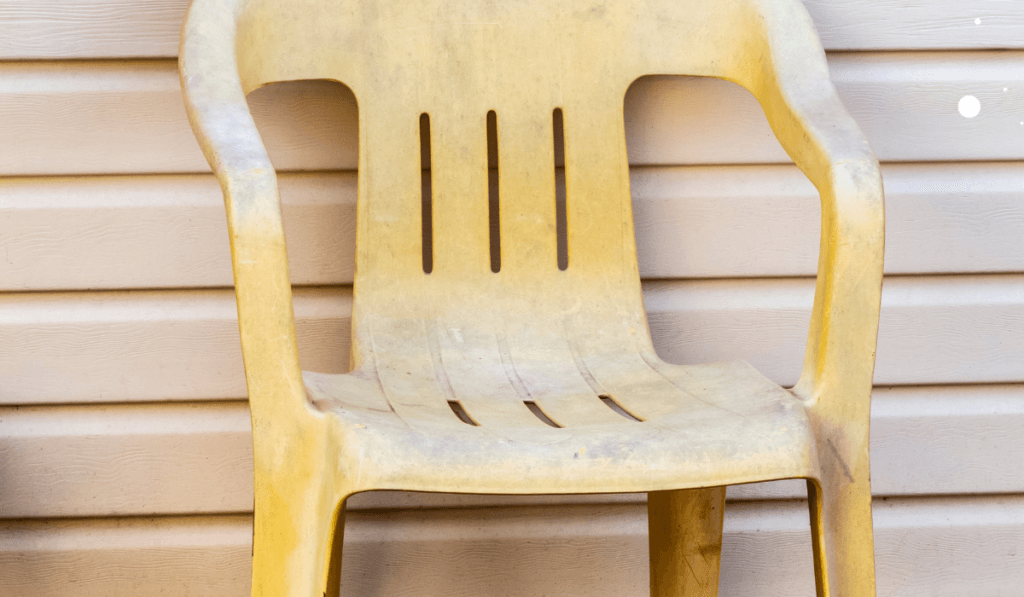 brudne pożółkłe krzesło z plastiku 