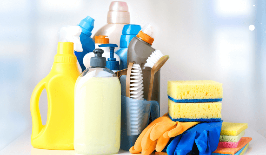 detergenty, gąbki i rękawiczki do sprzątania 