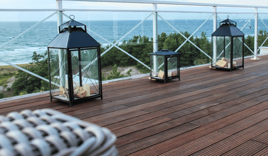 deski na balkon z kompozytu ułożone na dużym balkonie 