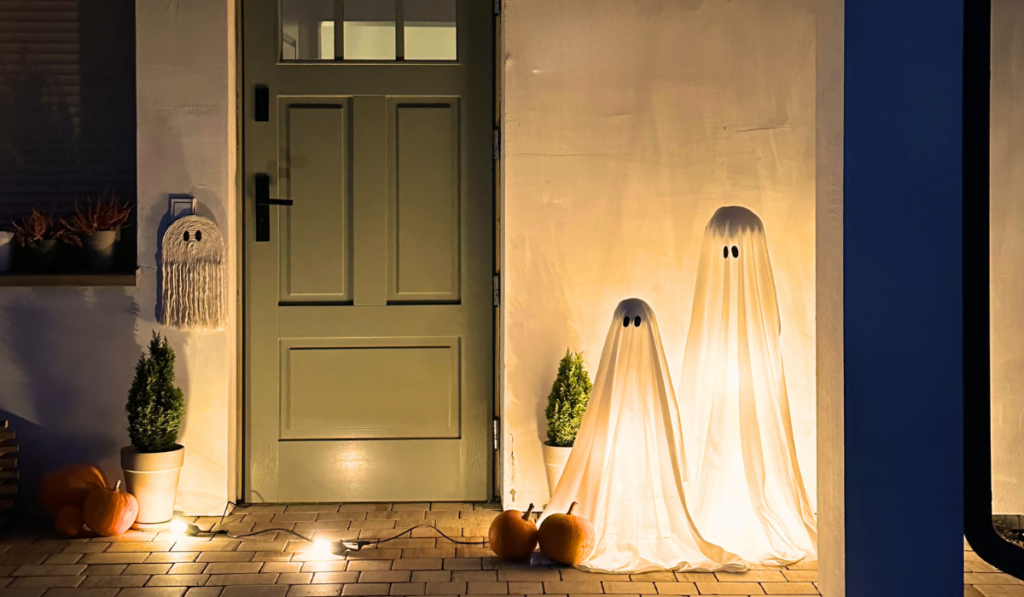 halloween duchy z prześcieradła ustawione przed domem. 