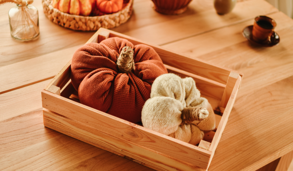 Halloween dynie ze starych swetrów w kolorze pomarańczowym i białym.