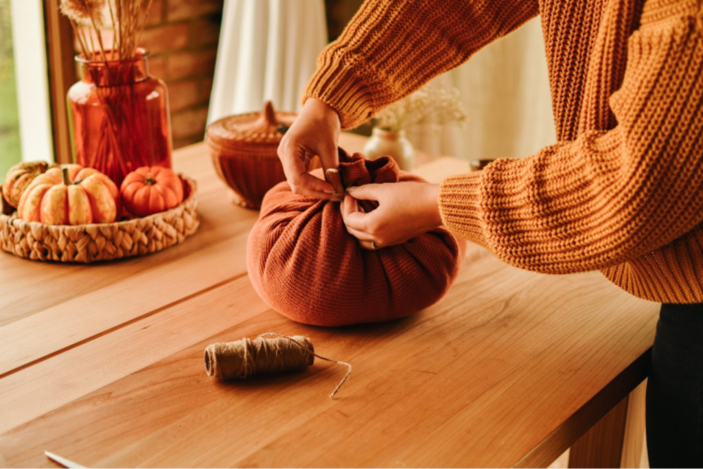 halloween dynie_wiązanie dyni jutowym sznurkiem 