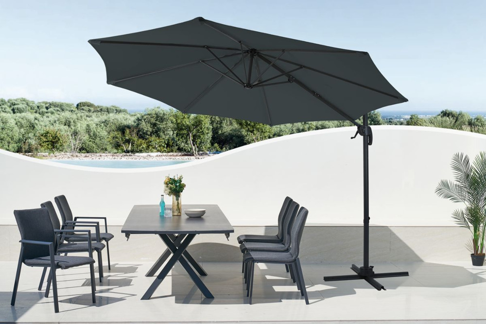 ciemnoszary parasol havana ochraniający meble ogrodowe przed słońcem w słoneczny dzień