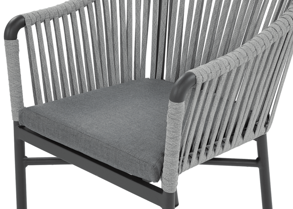 Zbliżenie na wygodny fotel wykończony modnym i efektownym sznurem nylonowym