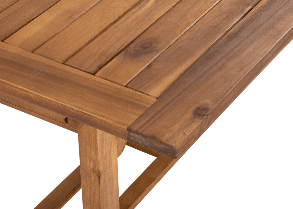 Zbliżenie na róg stołu wykonanego z drewna