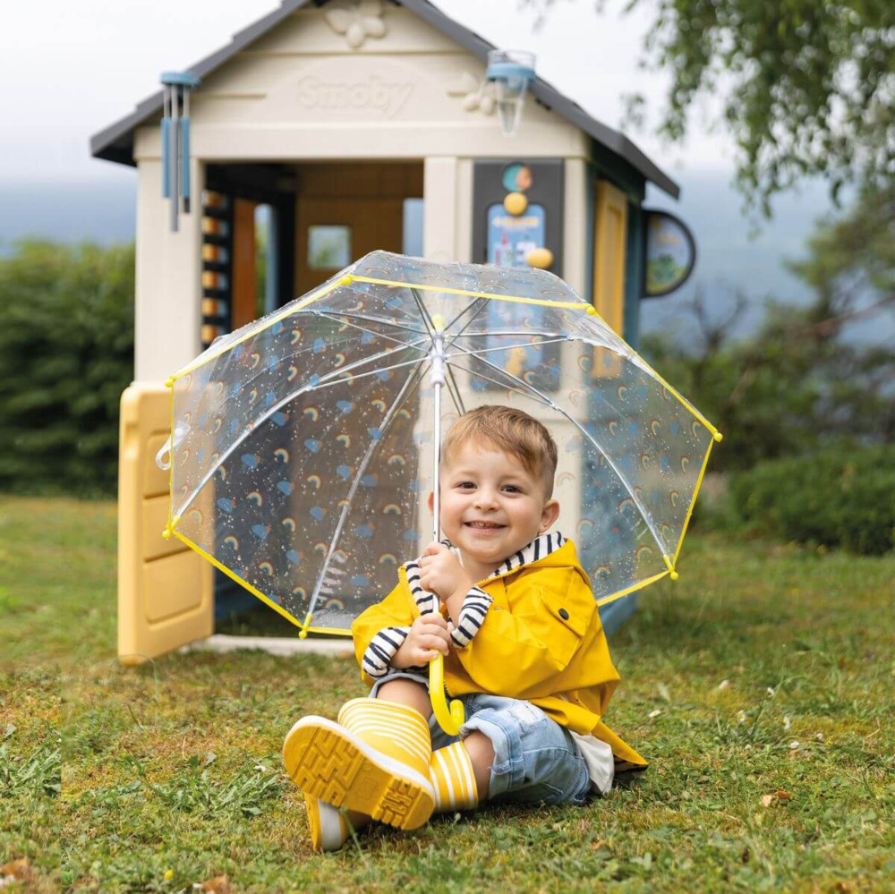 Chłopiec z parasolką na tle domku dla dzieci 4 pory roku smoby