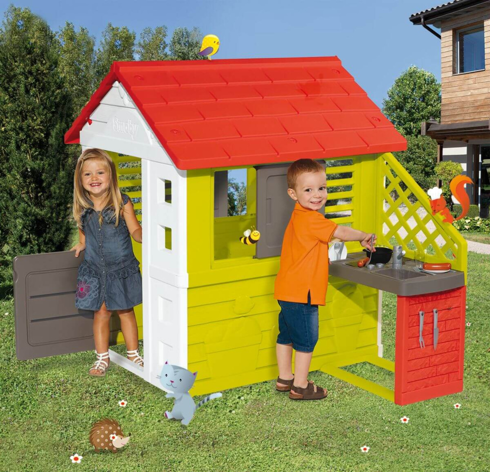 Dzieci podczas zabawy w domku nature z kuchnią