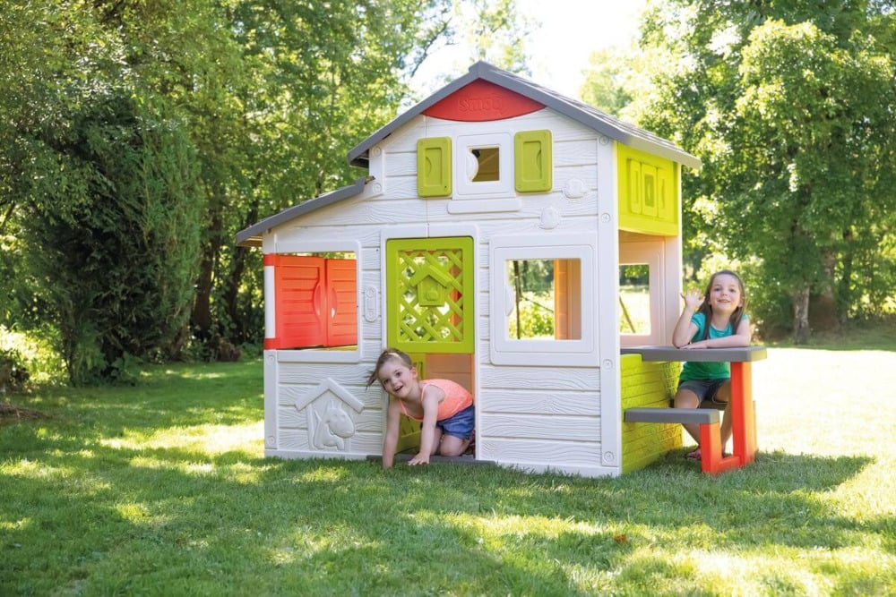 Dzieci bawiące się na ogrodzie w domku neo friends z kuchnią