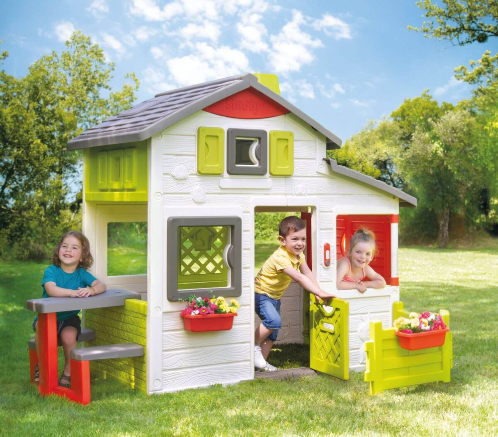 Dzieci bawiące się w domku neo friends z ogródkiem smoby