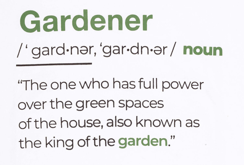 Definicja słowa gardener umieszczonego na koszulce: "the one who has full power over the garden spaces of the house also known as the king of the garden"
