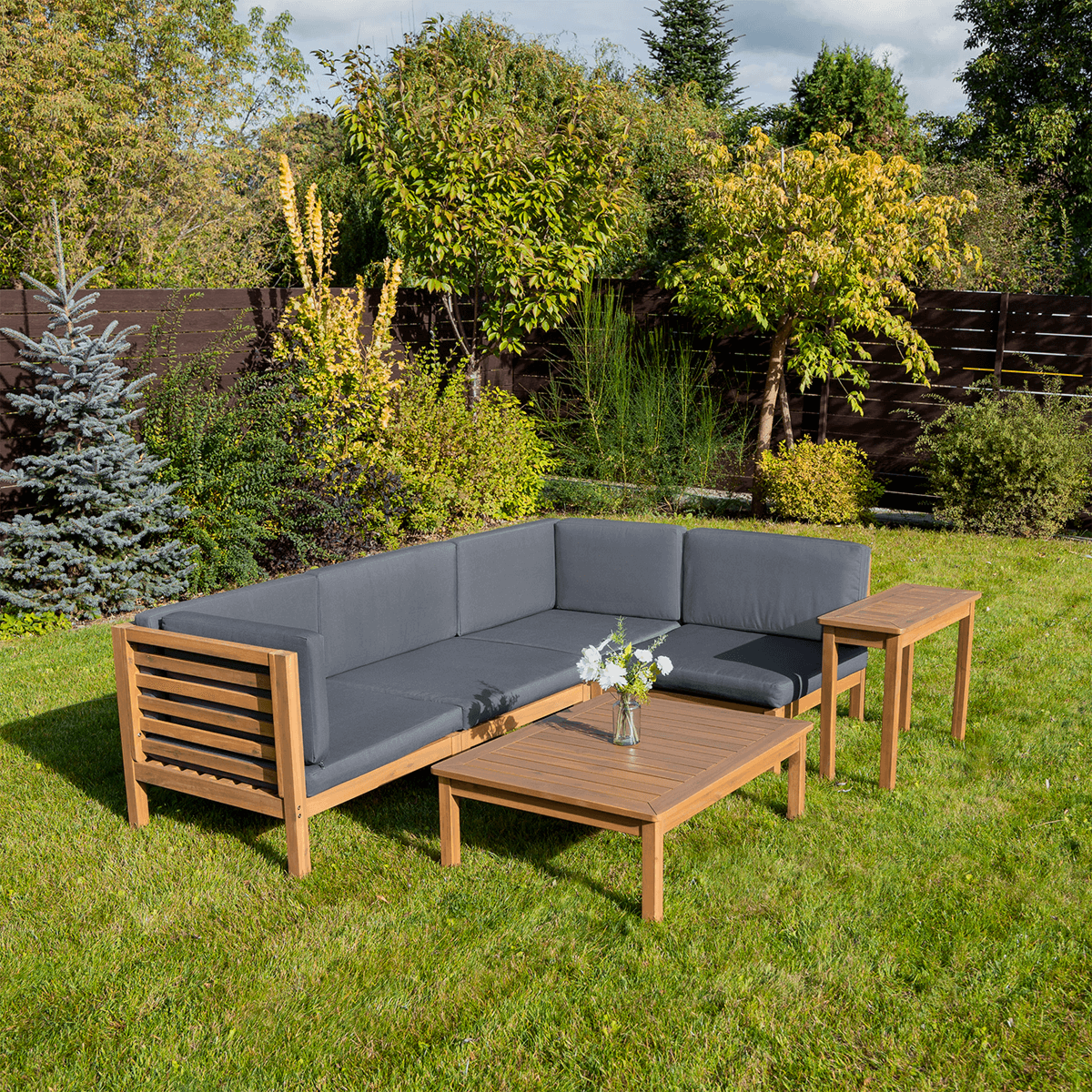 Диван GOTEBORK в саду