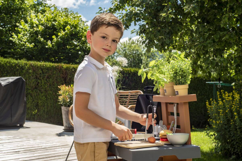 Chłopiec przy Kuchni ogrodowej dla dzieci  smoby