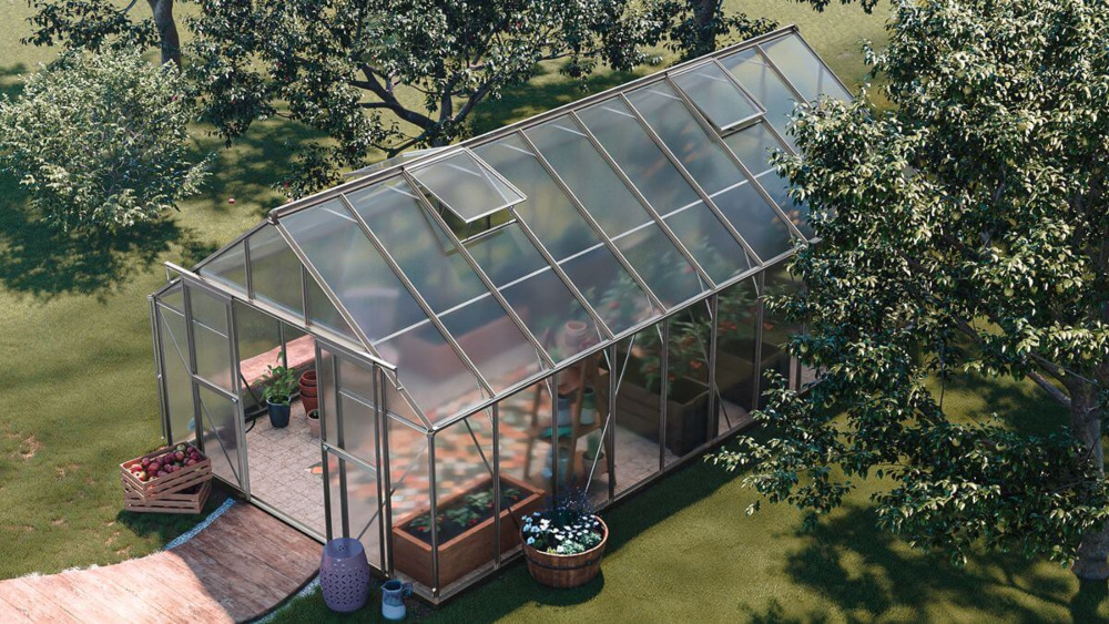 Widok z góry w ogrodzie na szklarnię na warzywa lactuca 305x607 silver i jej otwarte okna wentylacyjne wspomagające przepływ powietrza w szklarni