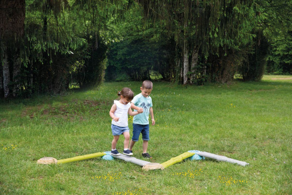 Dzieci podczas zabawy na równoważni smoby