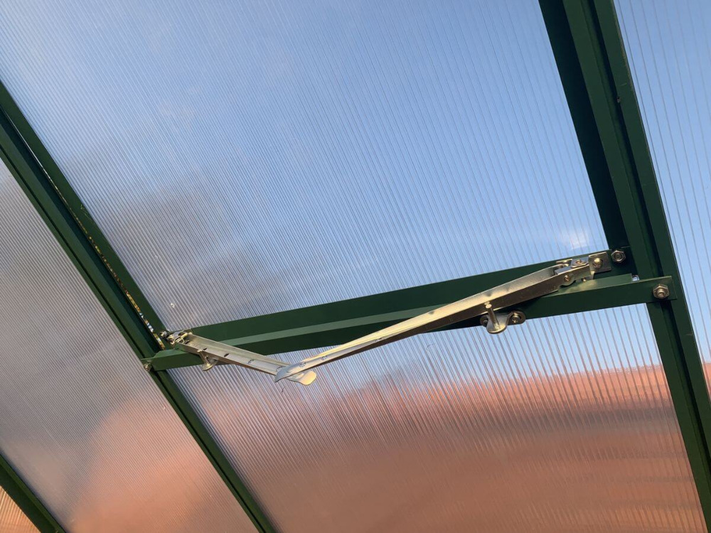 zamknięte okno wentylacyjne w szklarni humida 183x245 