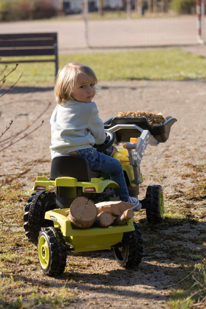 Dziewczynka na traktorze farmer max z przyczepką - smoby