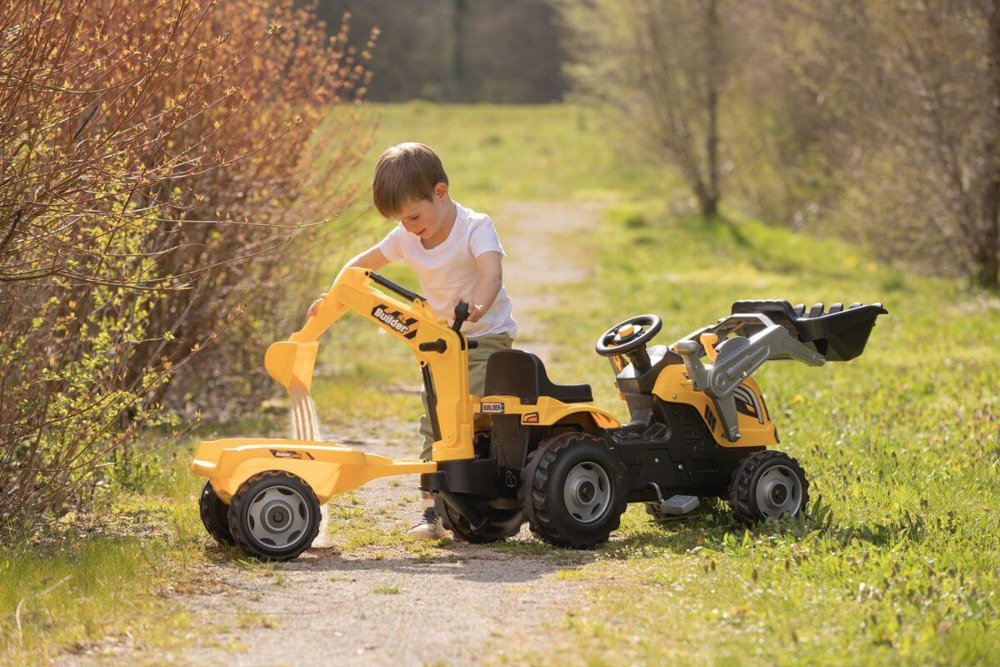 Chłopiec bawiący się przy traktorze max smoby