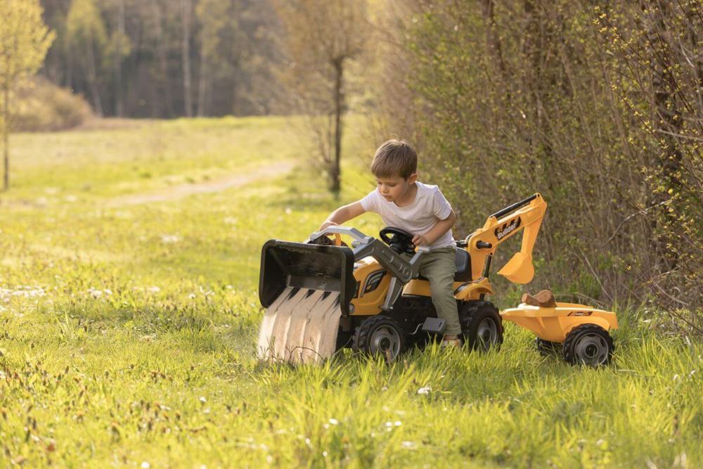 Chłopiec podczas zabawy na traktorze max smoby