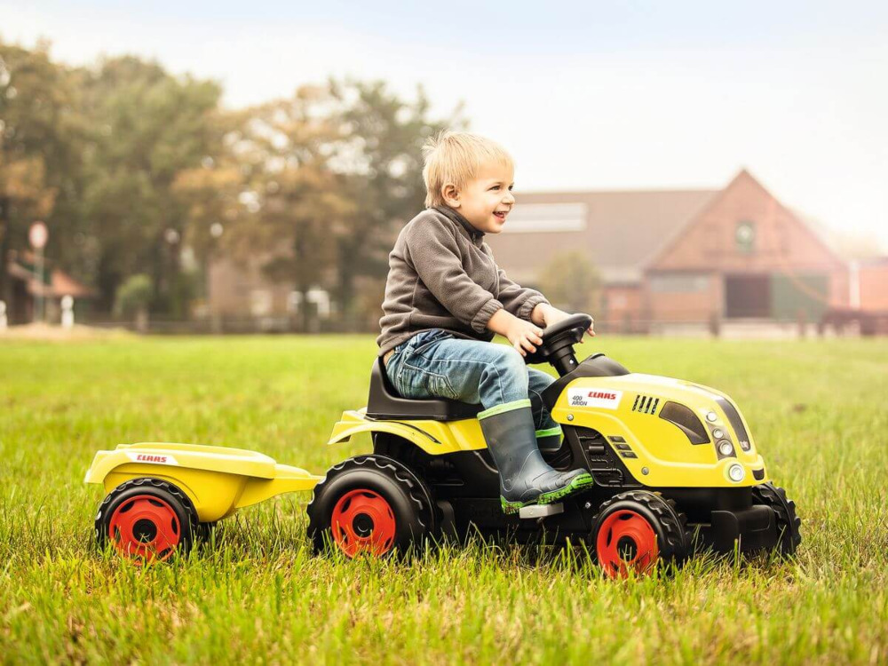 Dziecko jeżdżące na Traktorze XL Claas na pedały z przyczepką