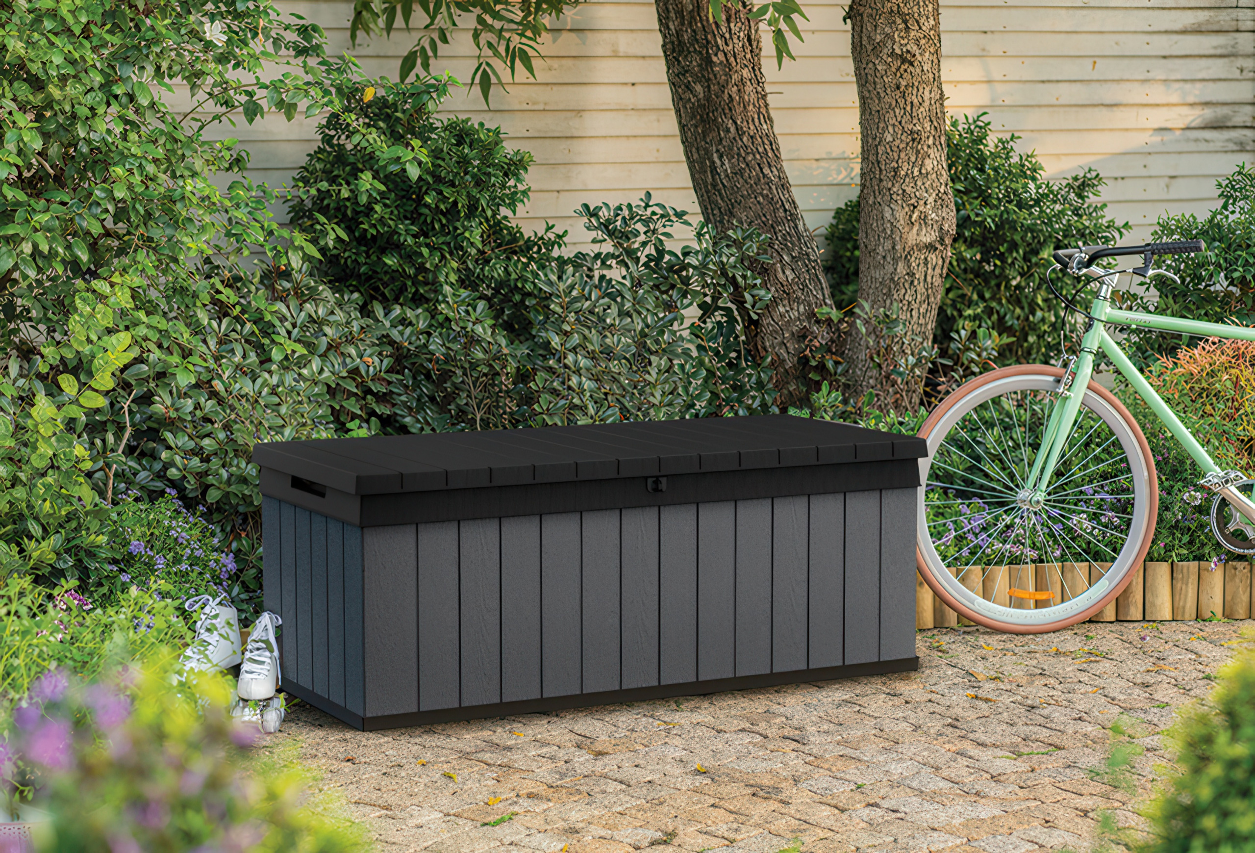 Скриня садова Keter DARWIN BOX 380L Сіра у саду