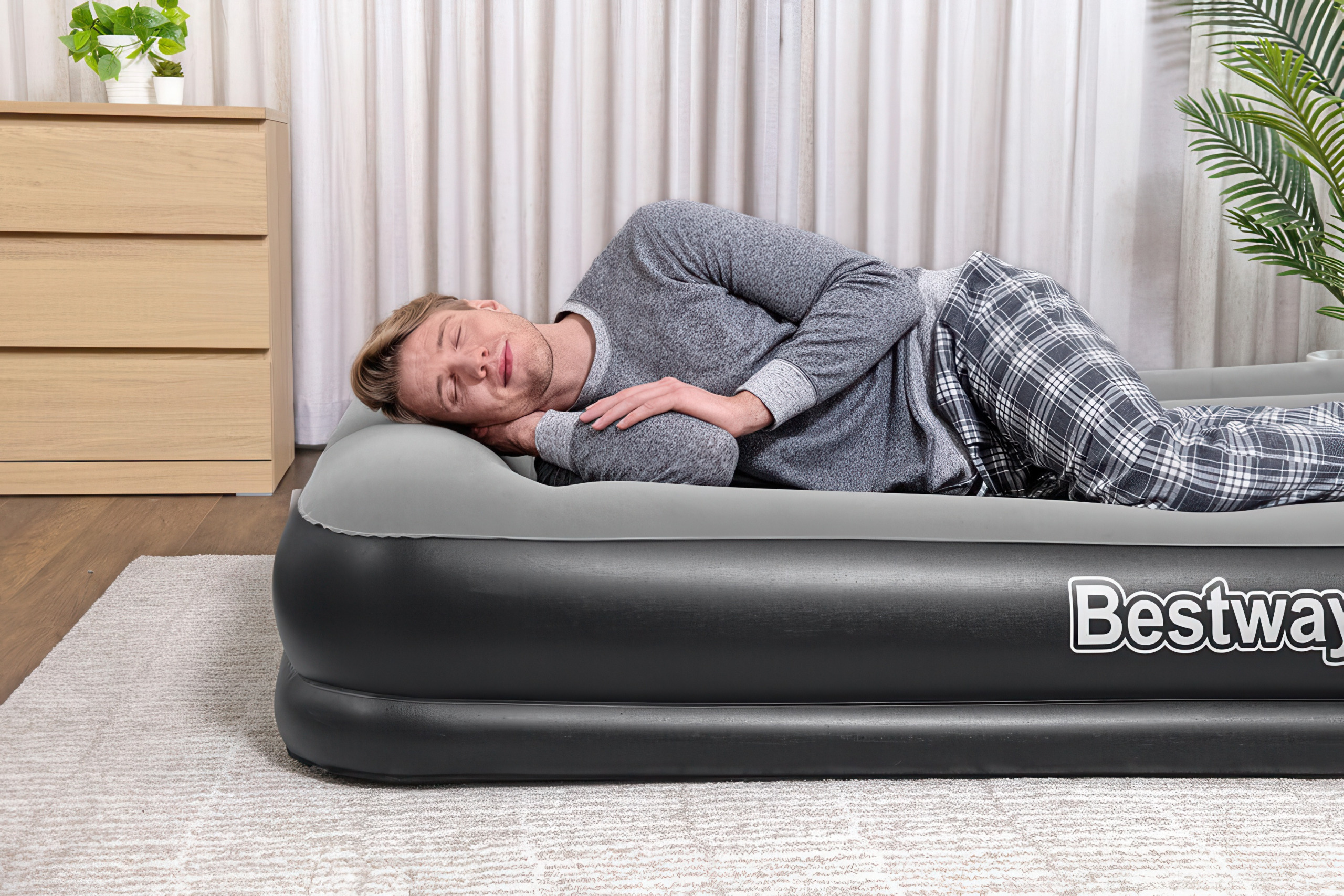 Візуалізація сплячого чоловіка на матраці Tritech Queen