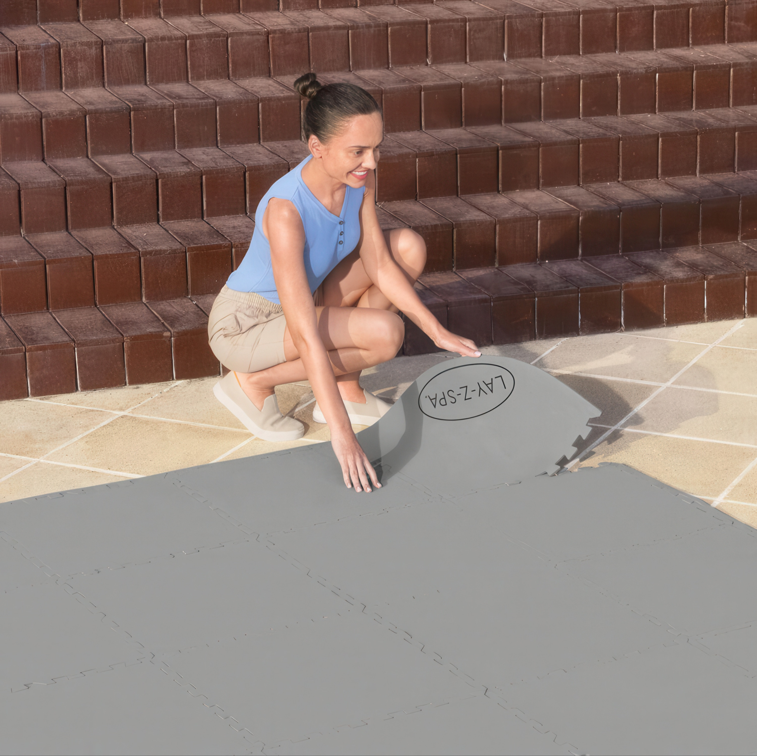 Жінка встановлює підкладку