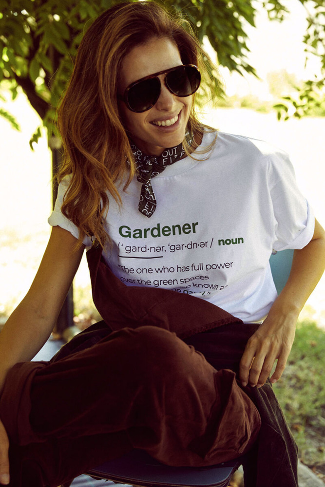 Kobieta ubrana w białą koszulkę gardener