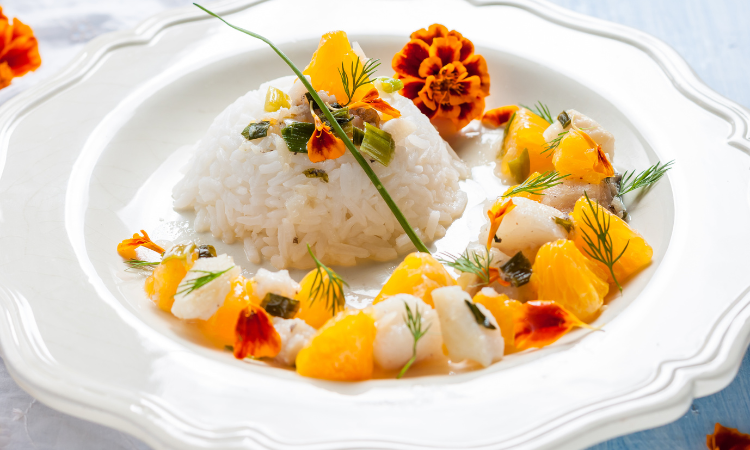 Ryba w sosie cytrusowym z ryżem. Dorsz z mandarynkami i kwiatami nagietka