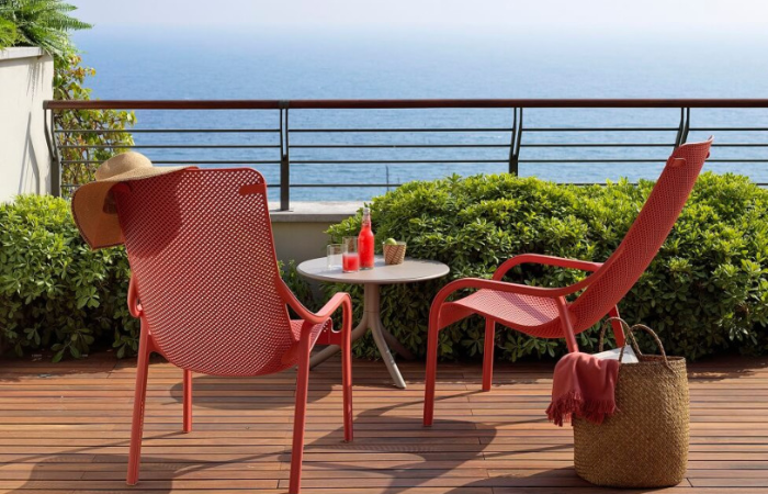 Fotel wypoczynkowy NARDI Net Lounge Corallo na balkonie z widokiem na morze 